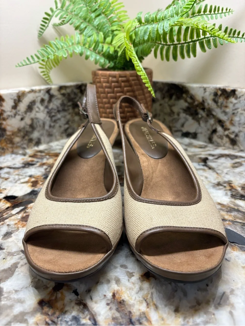 AEROSOLES lightweight canvas